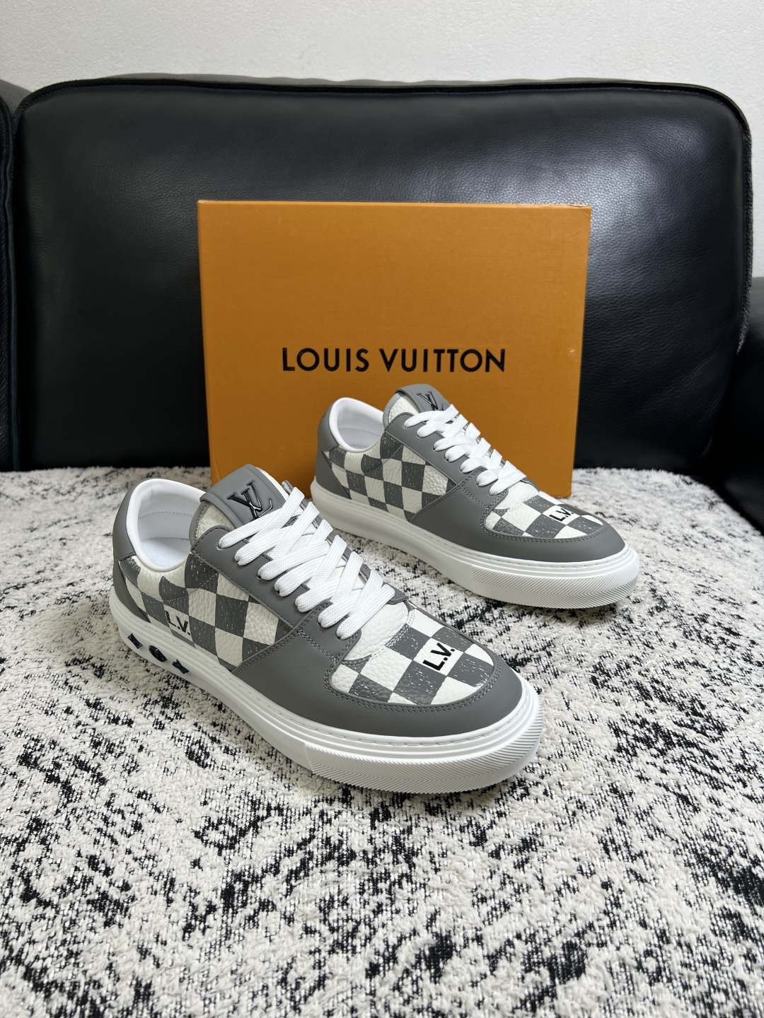Lv 高品质 顶级工艺品 路易威登,专柜同步原厂配置,鞋面意大利进口,高品质拼接缤纷色彩复杂工艺品,进口牛皮里垫柔 Lv 高品质 顶级工艺品 路易威登,专柜同步原厂配置,鞋面意大利进口,高品质拼接缤纷色彩复杂工艺品,进口牛皮里垫柔