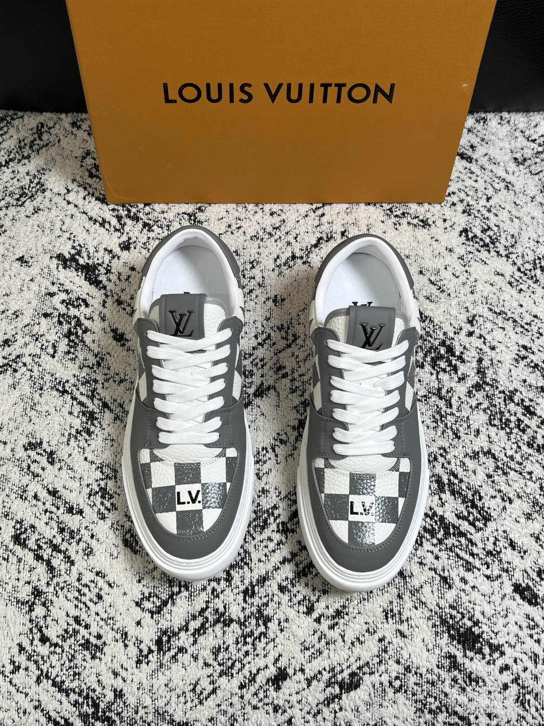 Lv  高品质  顶级工艺品  路易威登，专柜同步原厂配置，鞋面意大利进口，高品质拼接缤纷色彩复杂工艺品，进口牛皮里垫柔