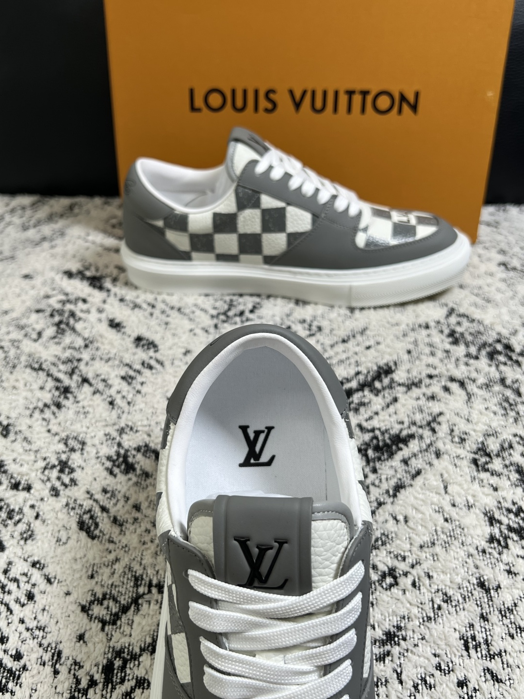 Lv  高品质  顶级工艺品  路易威登，专柜同步原厂配置，鞋面意大利进口，高品质拼接缤纷色彩复杂工艺品，进口牛皮里垫柔