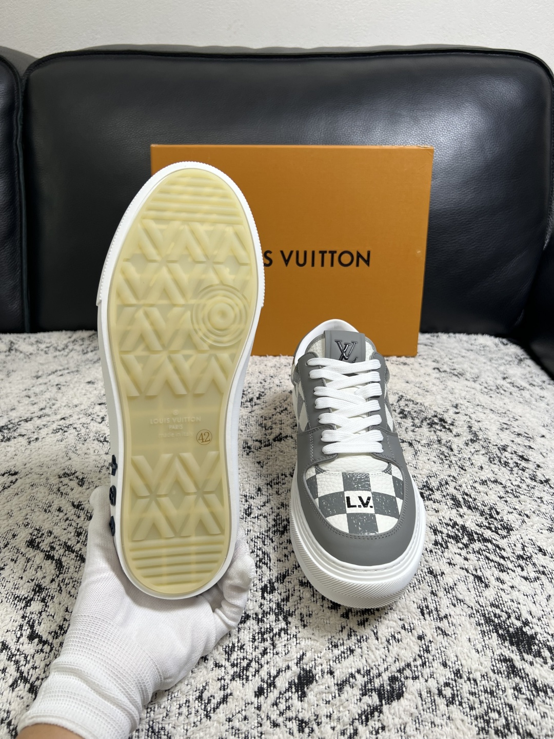 Lv  高品质  顶级工艺品  路易威登，专柜同步原厂配置，鞋面意大利进口，高品质拼接缤纷色彩复杂工艺品，进口牛皮里垫柔