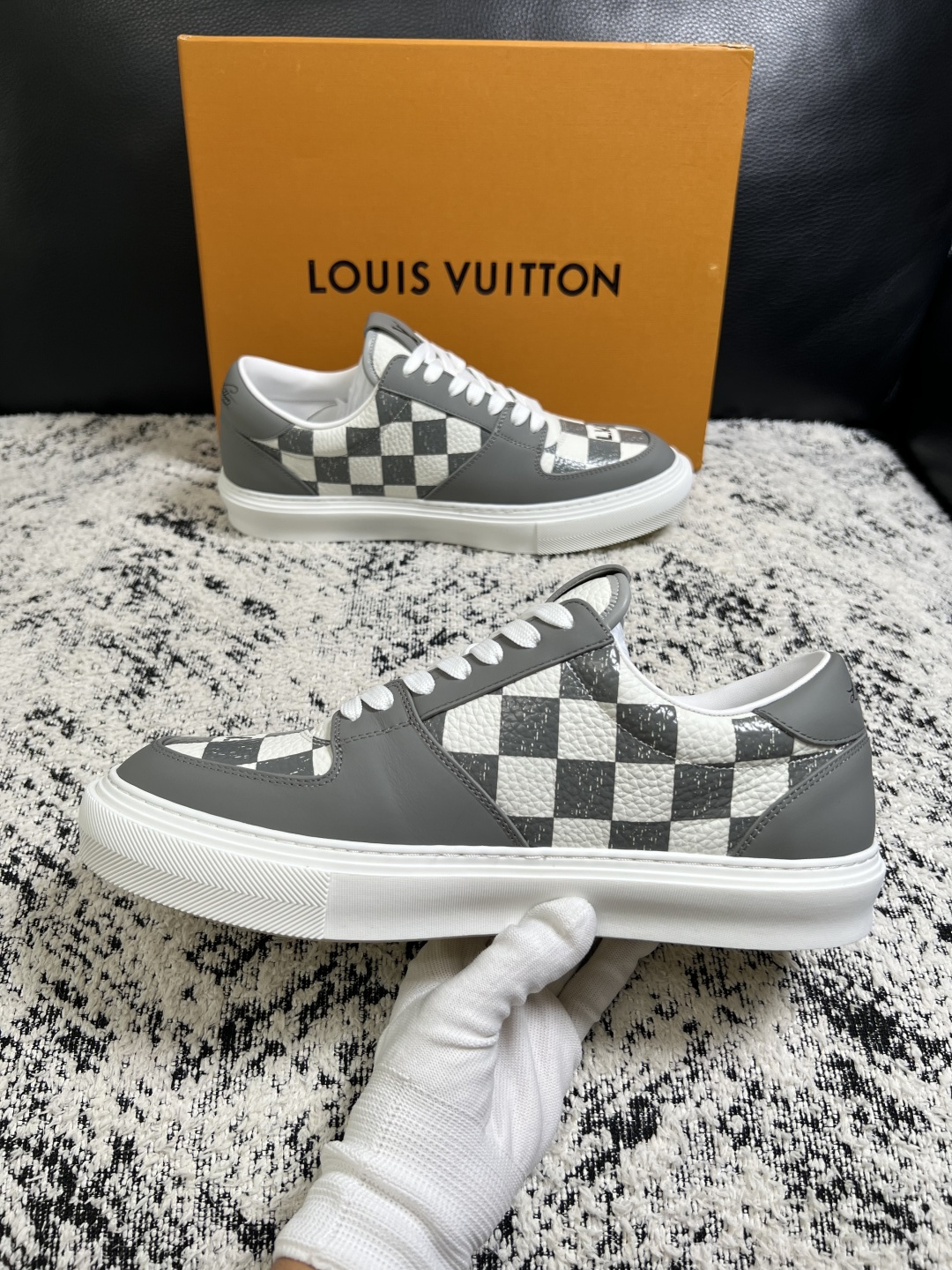 Lv  高品质  顶级工艺品  路易威登，专柜同步原厂配置，鞋面意大利进口，高品质拼接缤纷色彩复杂工艺品，进口牛皮里垫柔