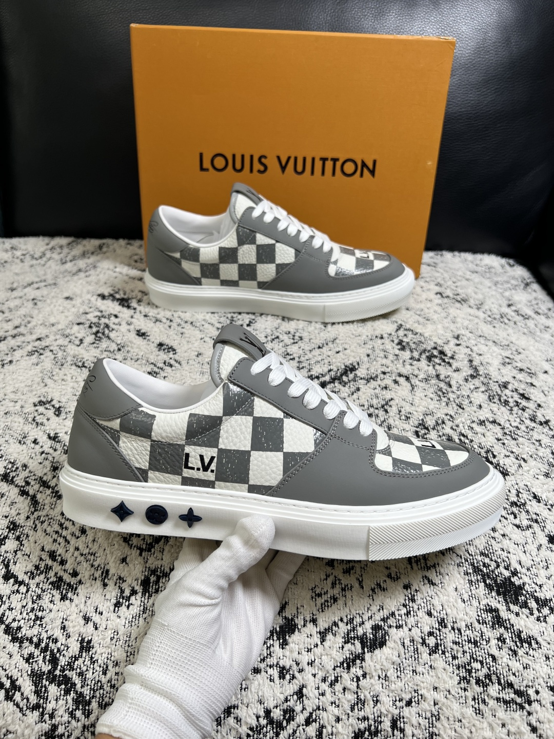 Lv  高品质  顶级工艺品  路易威登，专柜同步原厂配置，鞋面意大利进口，高品质拼接缤纷色彩复杂工艺品，进口牛皮里垫柔