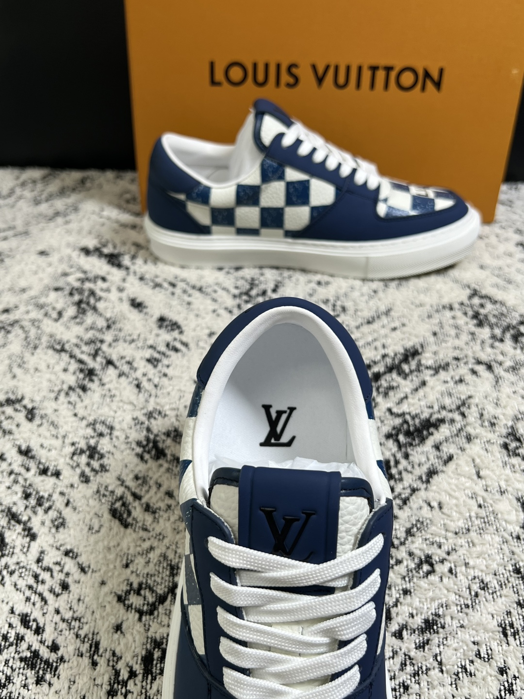 Lv  高品质  顶级工艺品  路易威登，专柜同步原厂配置，鞋面意大利进口，高品质拼接缤纷色彩复杂工艺品，进口牛皮里垫柔