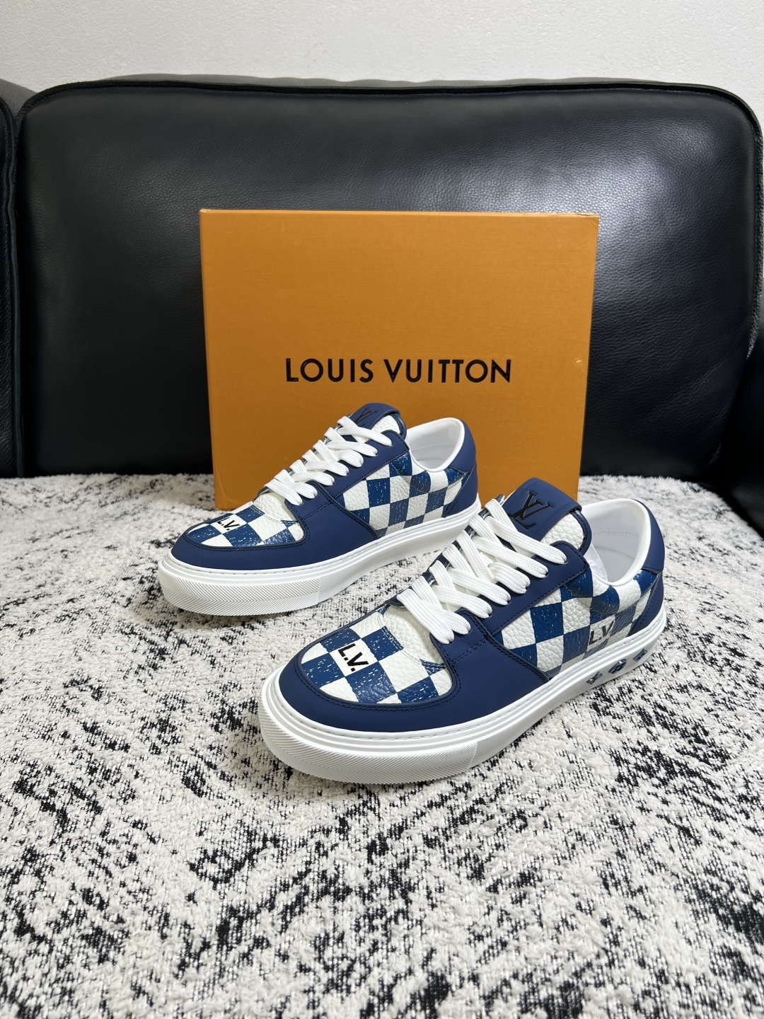 Lv  高品质  顶级工艺品  路易威登，专柜同步原厂配置，鞋面意大利进口，高品质拼接缤纷色彩复杂工艺品，进口牛皮里垫柔