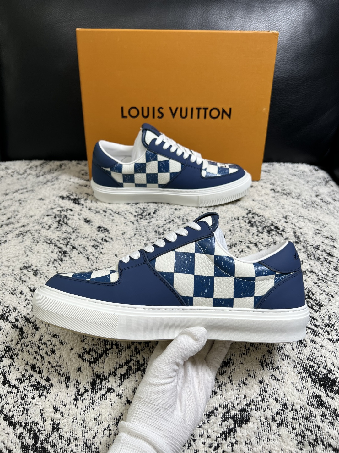 Lv  高品质  顶级工艺品  路易威登，专柜同步原厂配置，鞋面意大利进口，高品质拼接缤纷色彩复杂工艺品，进口牛皮里垫柔