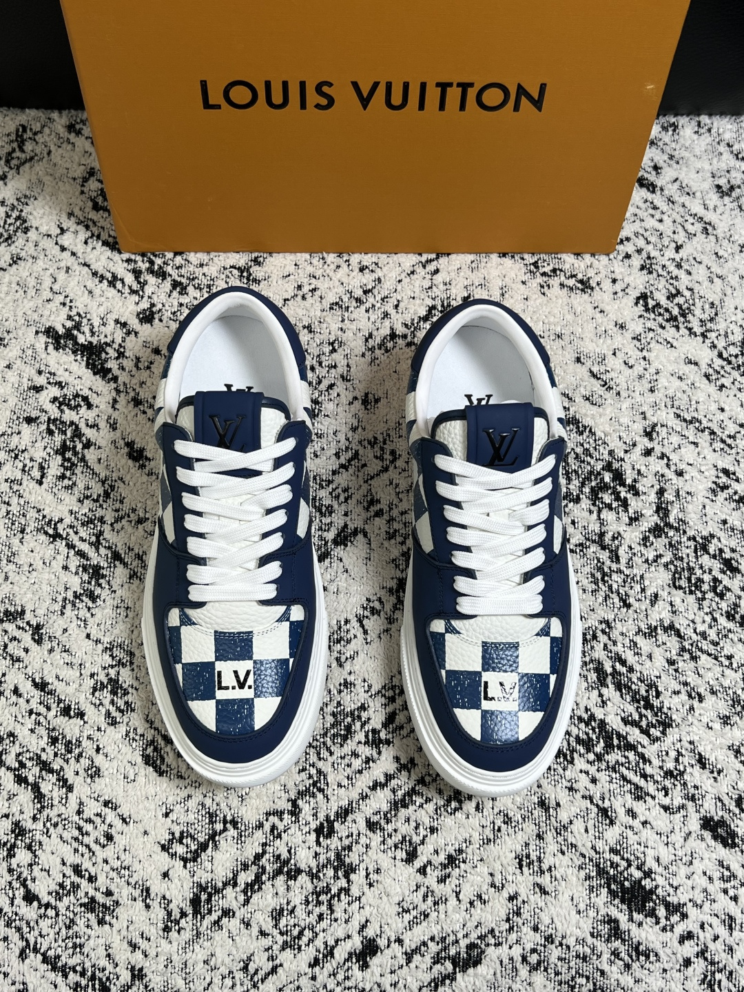 Lv  高品质  顶级工艺品  路易威登，专柜同步原厂配置，鞋面意大利进口，高品质拼接缤纷色彩复杂工艺品，进口牛皮里垫柔