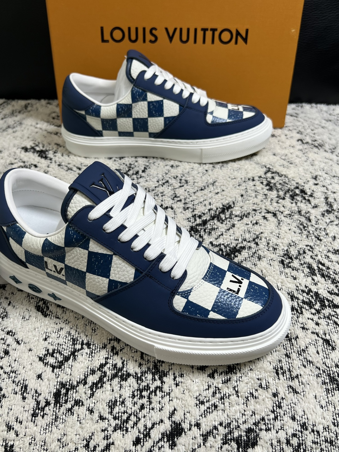 Lv  高品质  顶级工艺品  路易威登，专柜同步原厂配置，鞋面意大利进口，高品质拼接缤纷色彩复杂工艺品，进口牛皮里垫柔