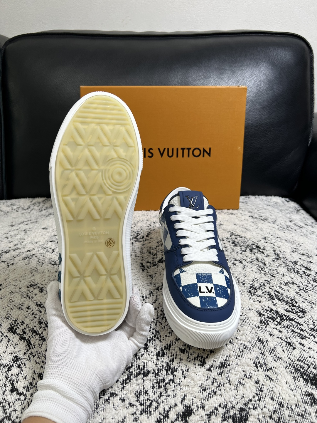Lv  高品质  顶级工艺品  路易威登，专柜同步原厂配置，鞋面意大利进口，高品质拼接缤纷色彩复杂工艺品，进口牛皮里垫柔
