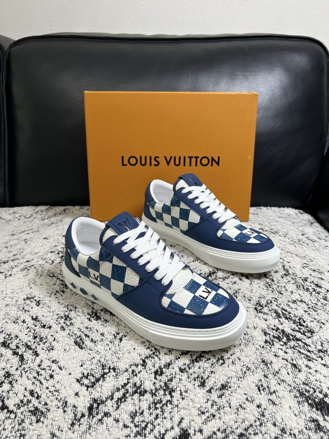 NO:955138,Lv high-quality top crafts Louis Vuitton, counters are equipped with original factory configurations, uppers are imported from Italy, high-quality stitching colorful and complex handicrafts, imported cowhide lining is soft and comfortable, soles are specially provided by the original factory, TPU exclusive movable molded soles are super comfortable, original factory follow-up goods, code number 39-44 (customized 45),, louis vuitton, louis vuitton, cowhide19860909Lv 高品质 顶级工艺品 路易威登,专柜同步原厂配置,鞋面意大利进口,高品质拼接缤纷色彩复杂工艺品,进口牛皮里垫柔软舒适,鞋底原厂特供原版底,TPU独家活动成型底超级舒适,原厂跟单货,码数 39-44（订做 45）,,louis vuitton,louis vuitton,cowhide,Men's shoes