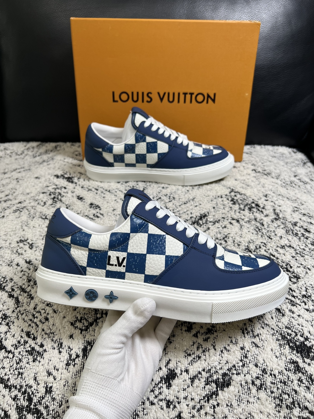 Lv  高品质  顶级工艺品  路易威登，专柜同步原厂配置，鞋面意大利进口，高品质拼接缤纷色彩复杂工艺品，进口牛皮里垫柔