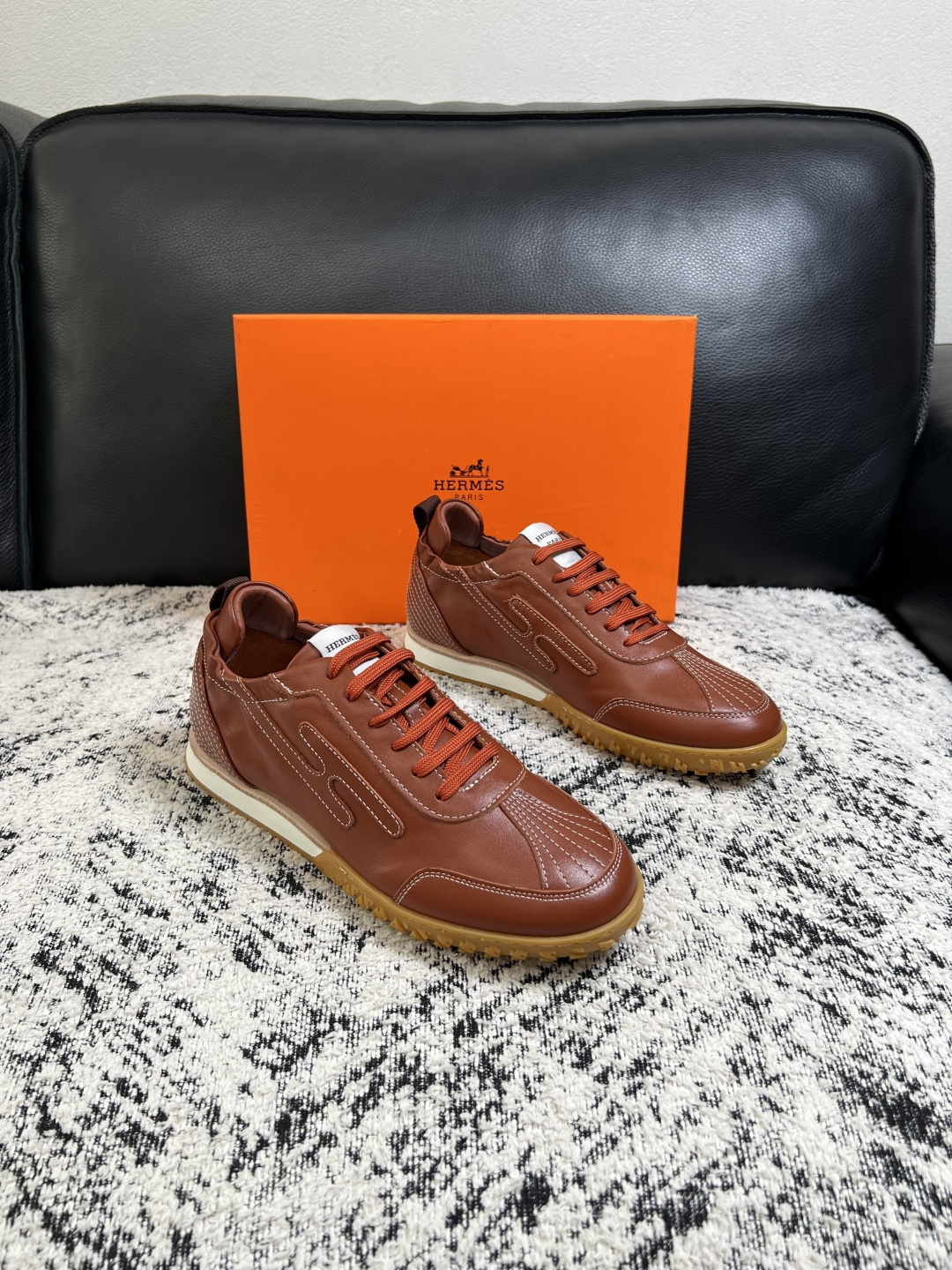 NO:955146,Hermes high-quality top handicrafts Hermès counters sell original factory configuration at the same time, original cowhide fabric imported from Italy, high-quality splicing technology, fully imported water-dyed cowhide lining, original soles specially provided by the factory and super comfortable, original factory and single products are welcome to compare, code number 39-44 (customized 38 45),, hermes, hermes, cowhide19860909Hermes 高品质 顶级工艺品 爱马仕 专柜同步发售原厂配置,意大利进口原版牛皮面料,高品质拼接工艺,全进口水染牛皮里垫,鞋底原厂特供原版底超级舒适,原厂跟单货欢迎对比,码数 39-44（ 订做 38 45）,,hermes,hermes,cowhide,Men's shoes