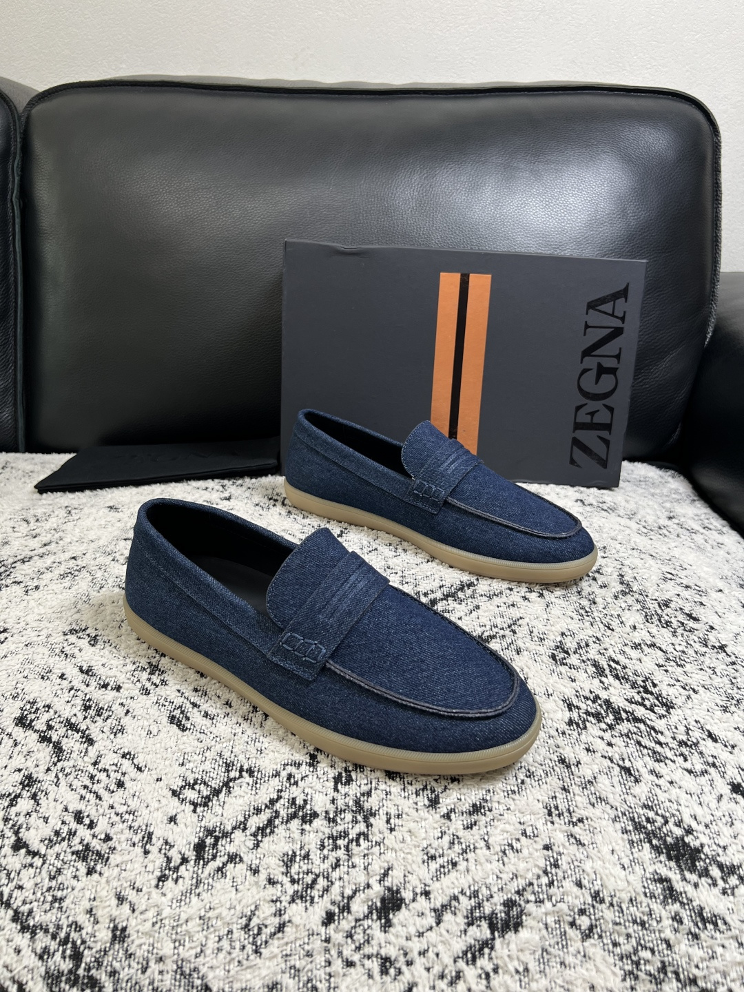 NO:955154,Only change the code without returning it. Zegna's high-quality top crafts. Zegna's new counter with original configuration, imported cowhide fabric from Italy, imported cowhide lining, breathable and comfortable. The sole is specially provided by the original factory and the original sole is super comfortable. Original and single goods are welcome to compare. The code number is 39-44 (order 45 46 47), zegna,cowhide19860909只换码不退Zegna 高品质 顶级工艺品 杰尼亚 专柜新款原厂配置,意大利进口牛皮面料,进口牛里垫,透气舒适,鞋底原厂特供原版底超级舒适,原厂跟单货 欢迎对比,码数 39-44（订 45 46 47）,,zegna,cowhide,Men's shoes