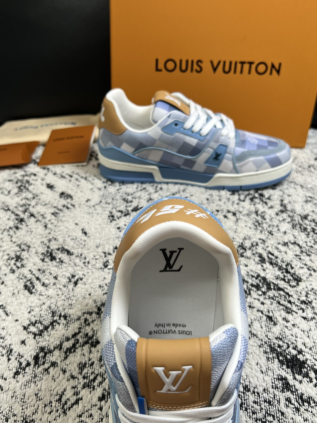Lv  高品质  顶级工艺品  路易威登，运动板鞋专柜同步，鞋面意大利进口，高品质拼接缤纷色彩复杂工艺品，进口网布里垫柔