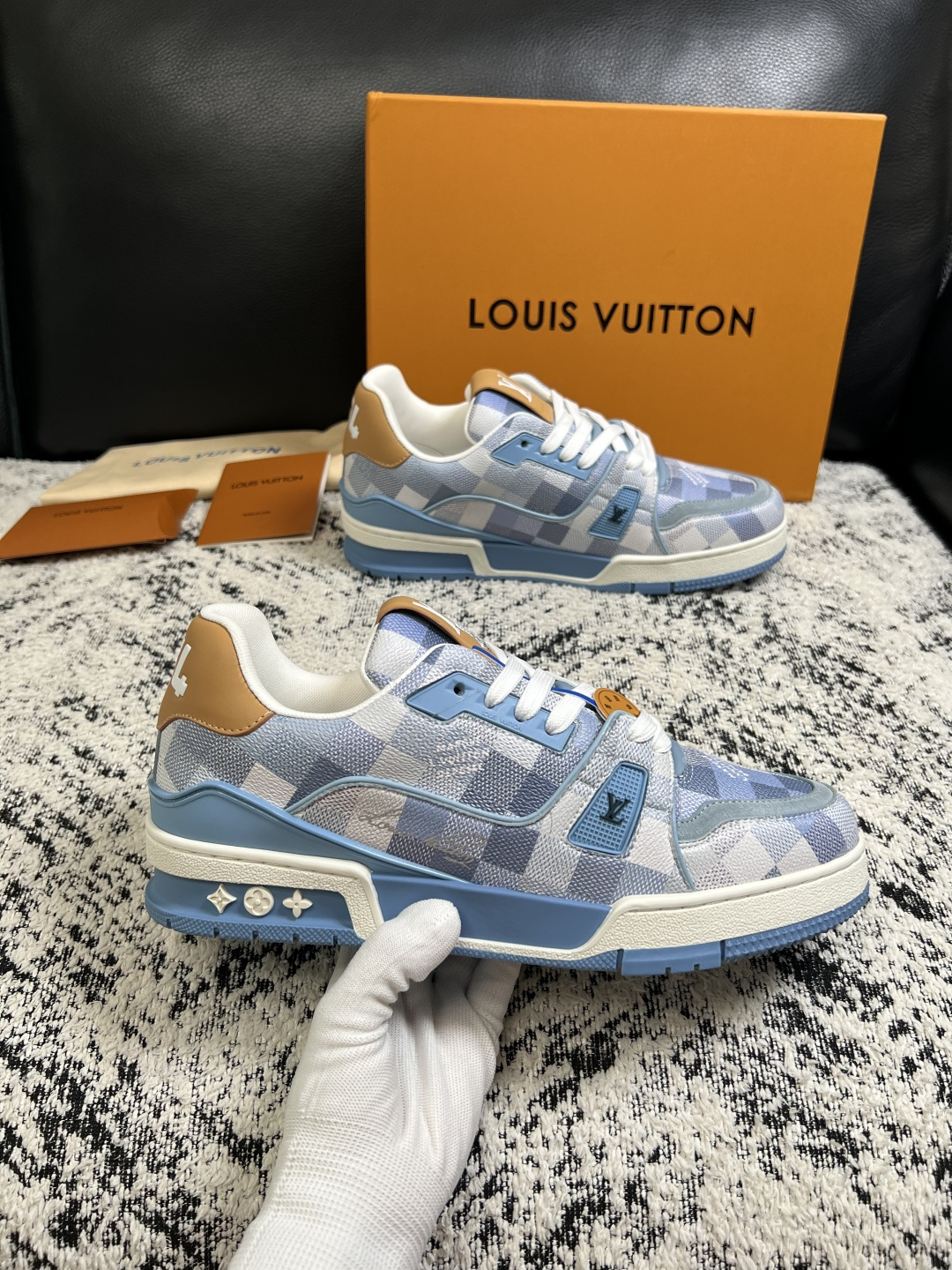 Lv  高品质  顶级工艺品  路易威登，运动板鞋专柜同步，鞋面意大利进口，高品质拼接缤纷色彩复杂工艺品，进口网布里垫柔