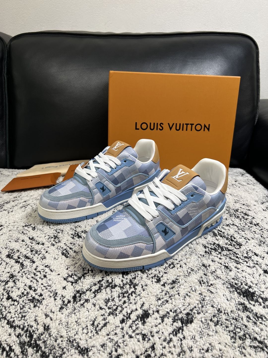 Lv  高品质  顶级工艺品  路易威登，运动板鞋专柜同步，鞋面意大利进口，高品质拼接缤纷色彩复杂工艺品，进口网布里垫柔