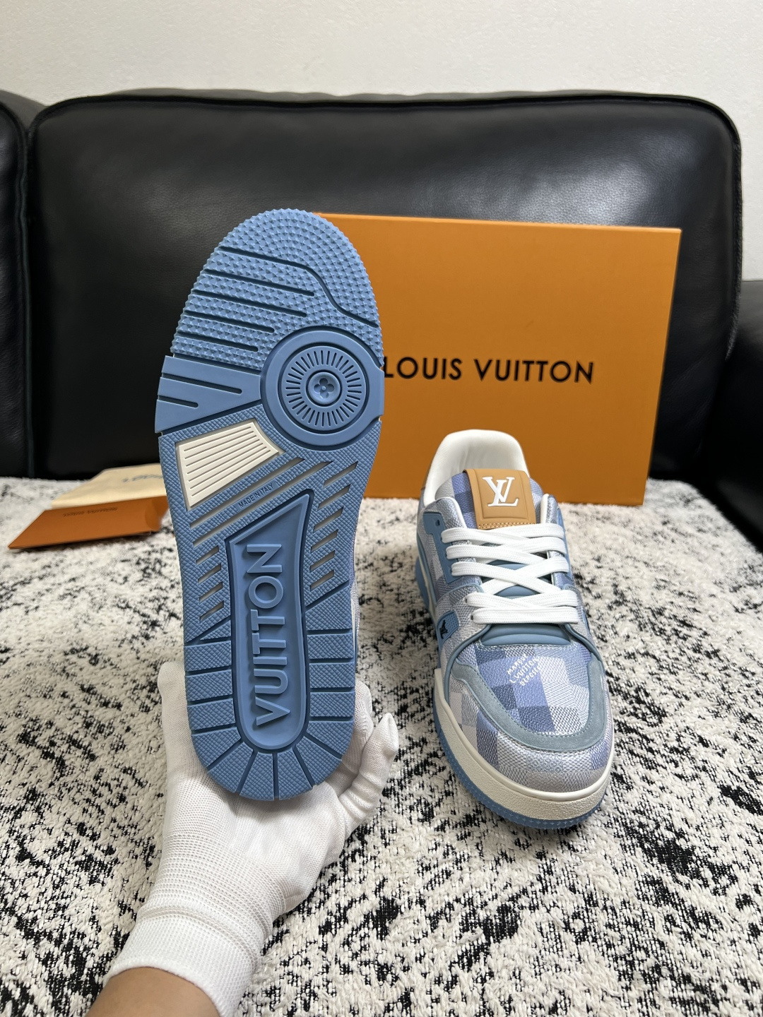 Lv  高品质  顶级工艺品  路易威登，运动板鞋专柜同步，鞋面意大利进口，高品质拼接缤纷色彩复杂工艺品，进口网布里垫柔