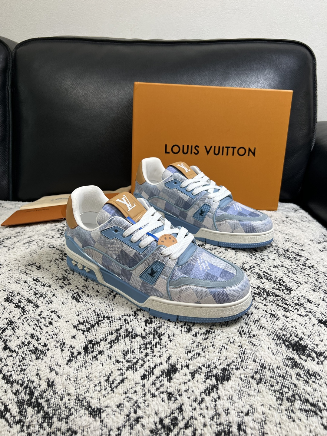 NO:955474,PLv high-quality top crafts Louis Vuitton, sports sneakers counter synchronization, uppers imported from Italy, high-quality splicing colorful complex crafts, imported mesh pads are soft and comfortable, original soles are specially provided by the original factory, TPU exclusive movable molded soles are super comfortable, original factory follow-up goods, code number male 39-44 (custom-made 38 45), louis vuitton, louis vuitton19860909PLv 高品质 顶级工艺品 路易威登,运动板鞋专柜同步,鞋面意大利进口,高品质拼接缤纷色彩复杂工艺品,进口网布里垫柔软舒适,鞋底原厂特供原版底,TPU独家活动成型底超级舒适,原厂跟单货,码数 男39-44（订做38 45）,,louis vuitton,louis vuitton,Men's shoes