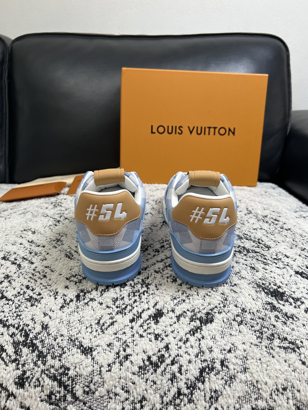 Lv  高品质  顶级工艺品  路易威登，运动板鞋专柜同步，鞋面意大利进口，高品质拼接缤纷色彩复杂工艺品，进口网布里垫柔