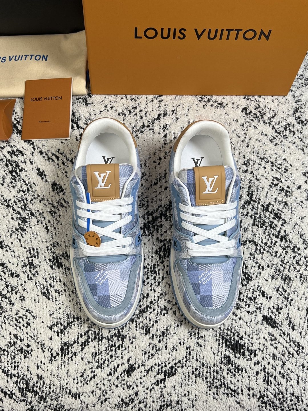 Lv  高品质  顶级工艺品  路易威登，运动板鞋专柜同步，鞋面意大利进口，高品质拼接缤纷色彩复杂工艺品，进口网布里垫柔