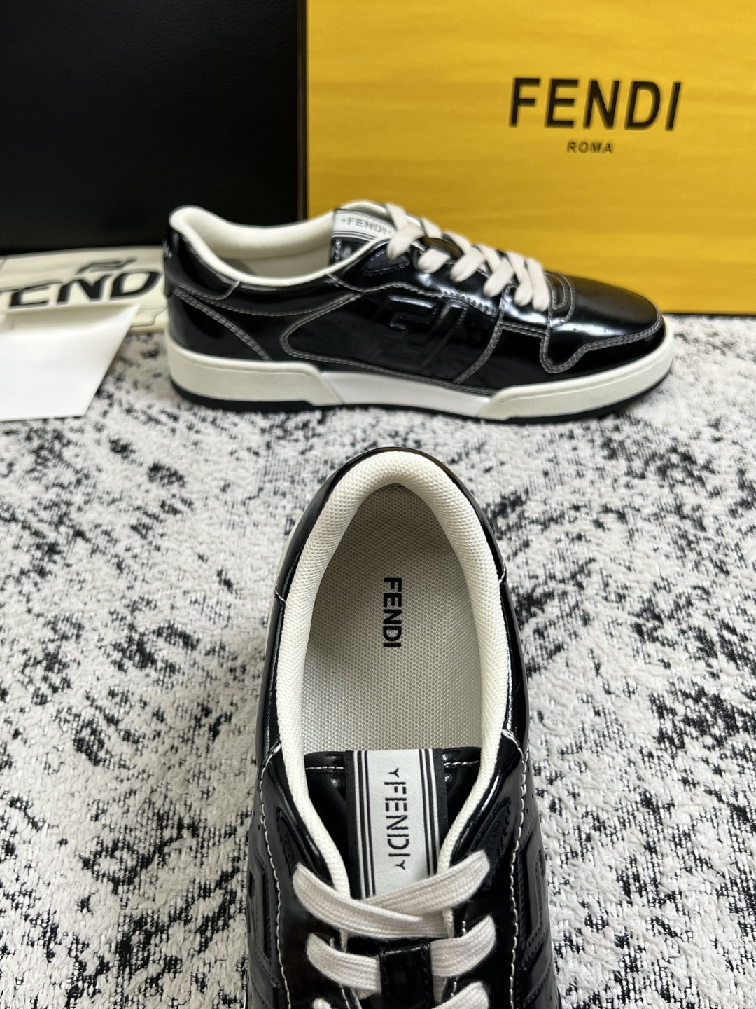 FENDI  高品质  顶级工艺品，芬迪  专柜同步，原厂配置意大利进口牛皮面料，进口牛皮内里垫，透气舒适，鞋底：原厂特