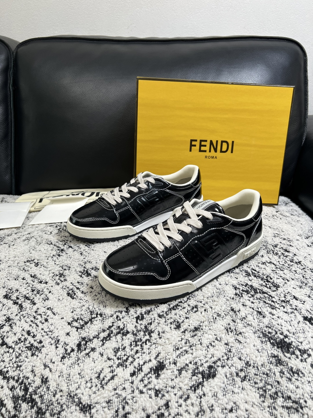 FENDI  高品质  顶级工艺品，芬迪  专柜同步，原厂配置意大利进口牛皮面料，进口牛皮内里垫，透气舒适，鞋底：原厂特