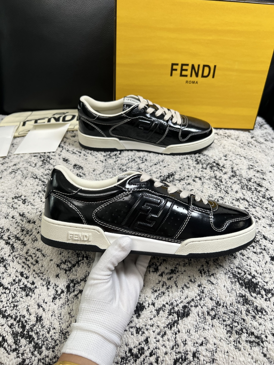 FENDI  高品质  顶级工艺品，芬迪  专柜同步，原厂配置意大利进口牛皮面料，进口牛皮内里垫，透气舒适，鞋底：原厂特