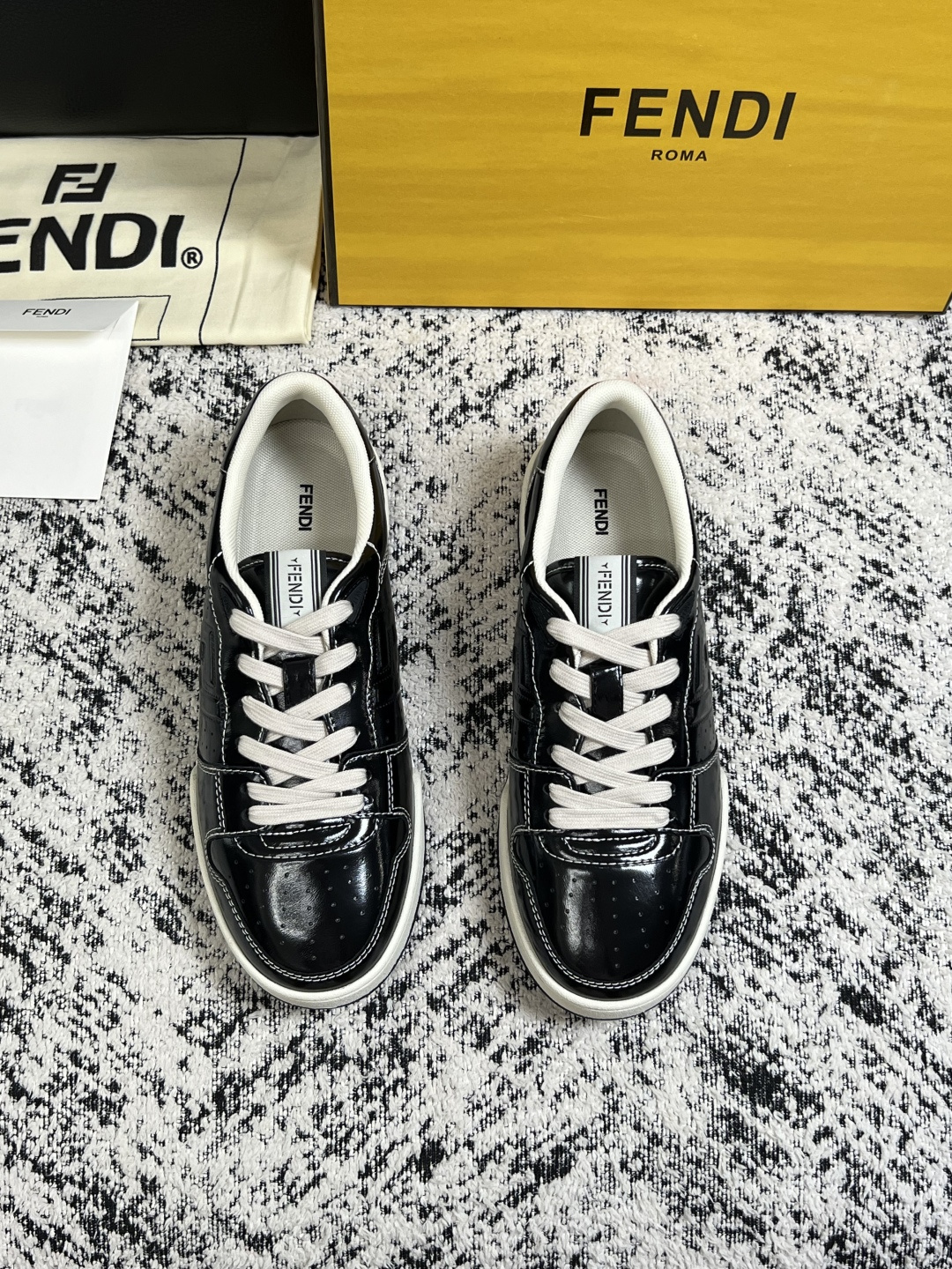 FENDI  高品质  顶级工艺品，芬迪  专柜同步，原厂配置意大利进口牛皮面料，进口牛皮内里垫，透气舒适，鞋底：原厂特