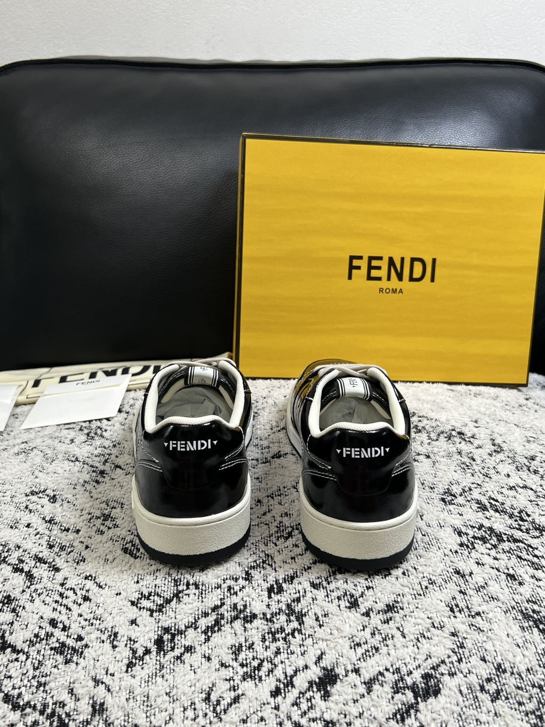 FENDI  高品质  顶级工艺品，芬迪  专柜同步，原厂配置意大利进口牛皮面料，进口牛皮内里垫，透气舒适，鞋底：原厂特