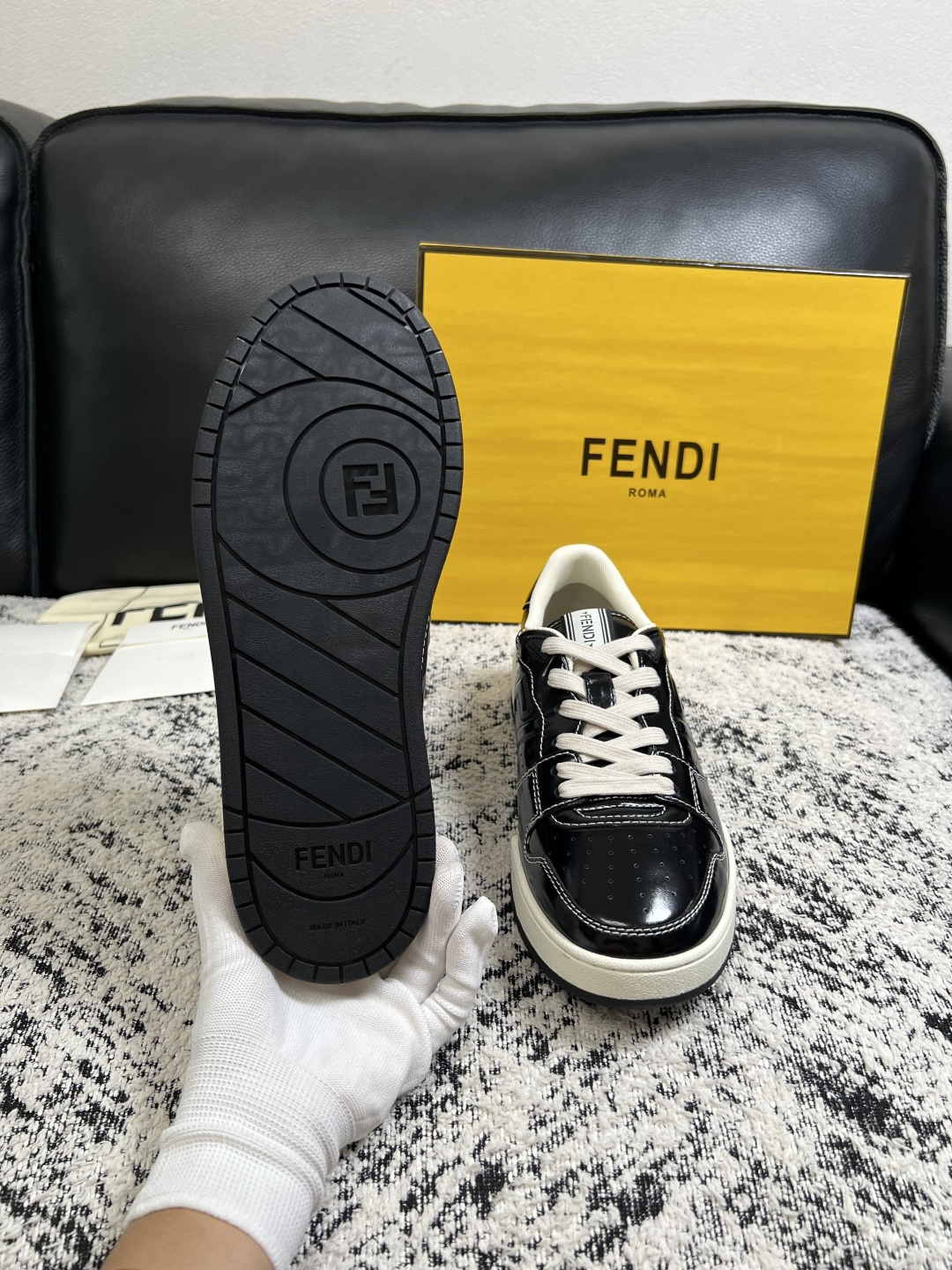 FENDI  高品质  顶级工艺品，芬迪  专柜同步，原厂配置意大利进口牛皮面料，进口牛皮内里垫，透气舒适，鞋底：原厂特