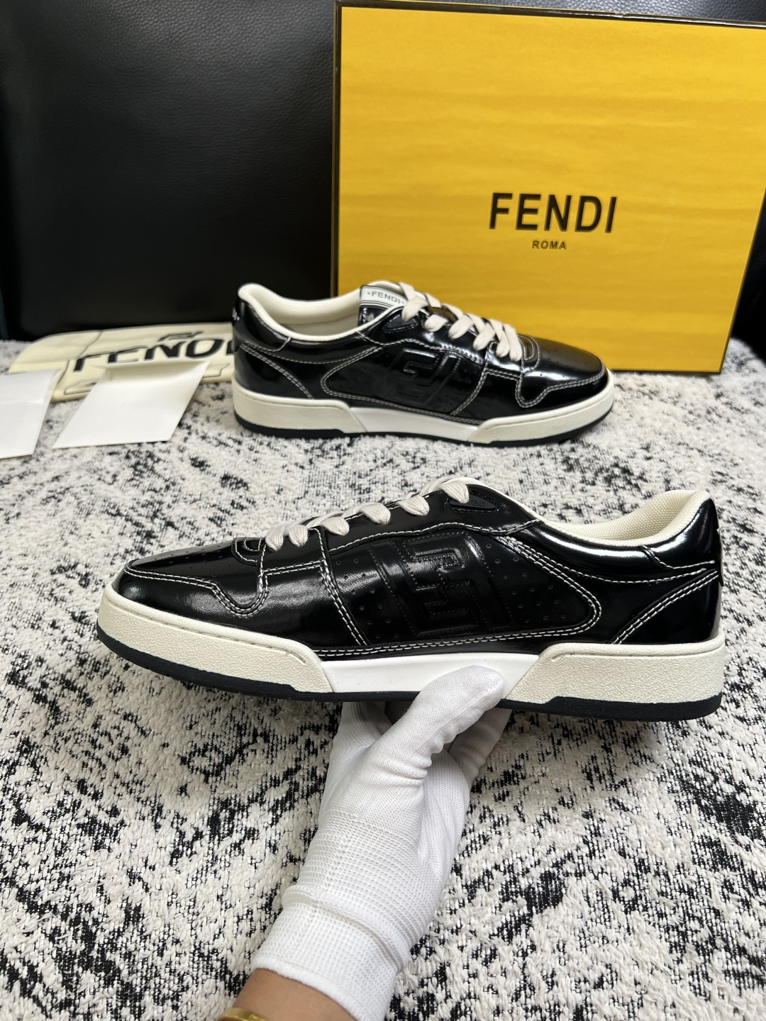FENDI  高品质  顶级工艺品，芬迪  专柜同步，原厂配置意大利进口牛皮面料，进口牛皮内里垫，透气舒适，鞋底：原厂特
