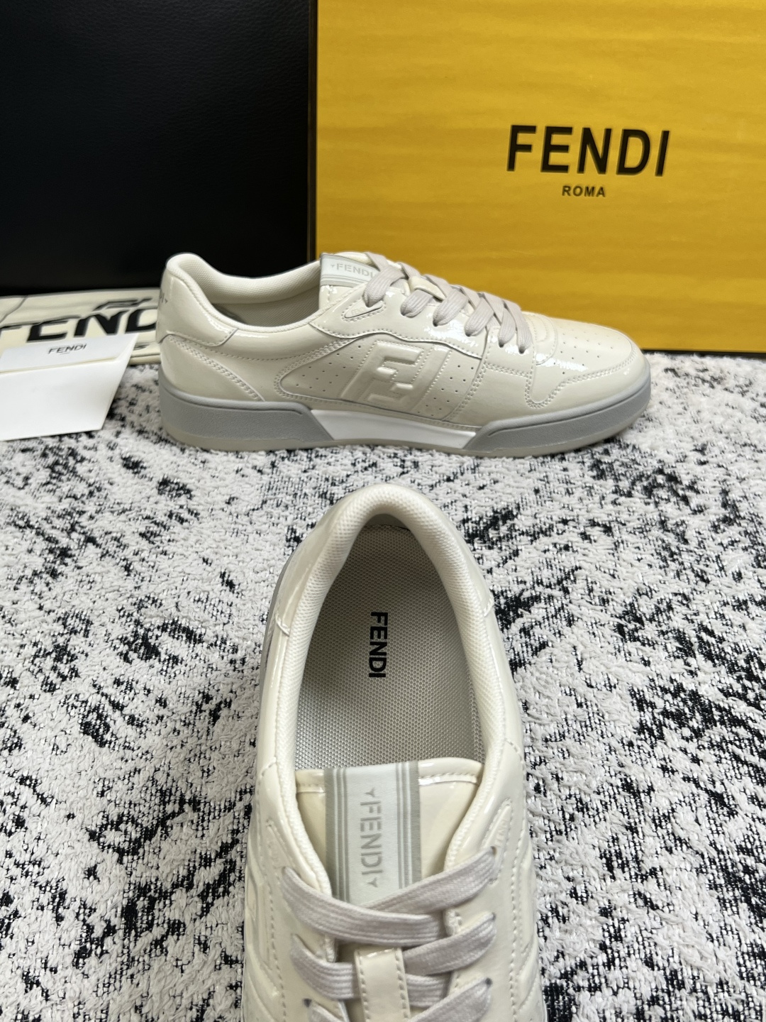 FENDI  高品质  顶级工艺品，芬迪  专柜同步，原厂配置意大利进口牛皮面料，进口牛皮内里垫，透气舒适，鞋底：原厂特