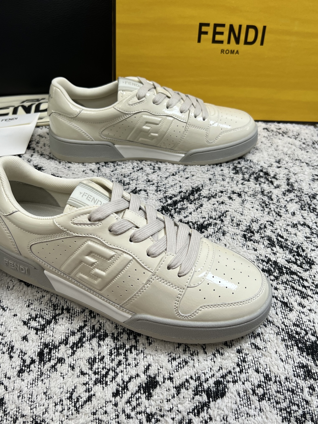FENDI  高品质  顶级工艺品，芬迪  专柜同步，原厂配置意大利进口牛皮面料，进口牛皮内里垫，透气舒适，鞋底：原厂特