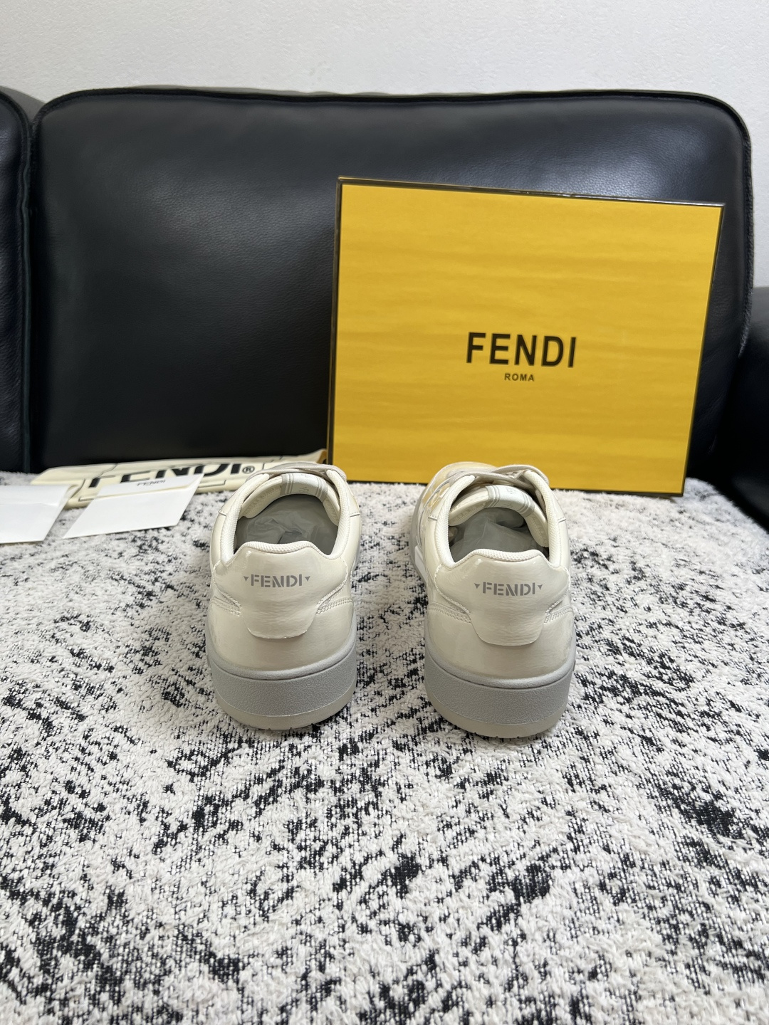 FENDI  高品质  顶级工艺品，芬迪  专柜同步，原厂配置意大利进口牛皮面料，进口牛皮内里垫，透气舒适，鞋底：原厂特