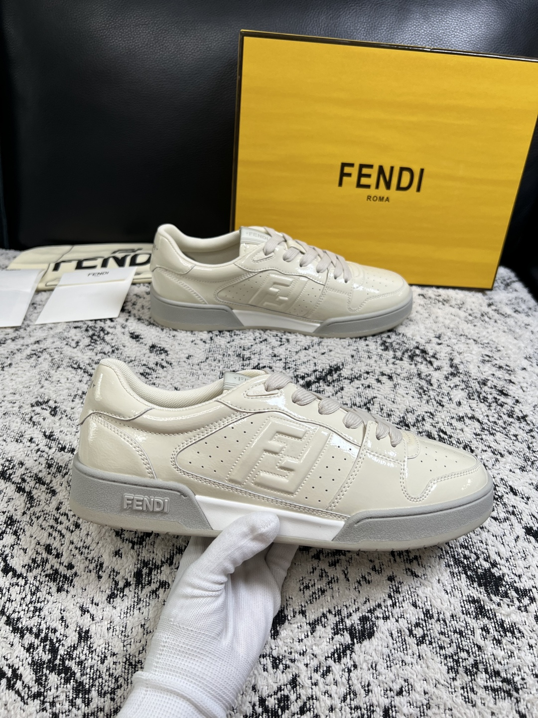 FENDI  高品质  顶级工艺品，芬迪  专柜同步，原厂配置意大利进口牛皮面料，进口牛皮内里垫，透气舒适，鞋底：原厂特