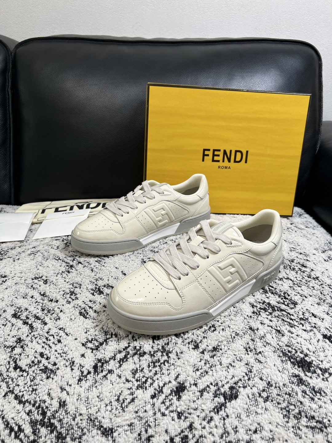 FENDI  高品质  顶级工艺品，芬迪  专柜同步，原厂配置意大利进口牛皮面料，进口牛皮内里垫，透气舒适，鞋底：原厂特