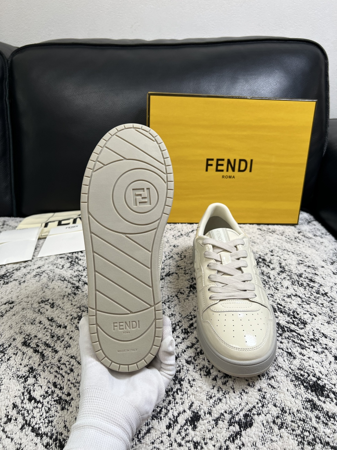 FENDI  高品质  顶级工艺品，芬迪  专柜同步，原厂配置意大利进口牛皮面料，进口牛皮内里垫，透气舒适，鞋底：原厂特