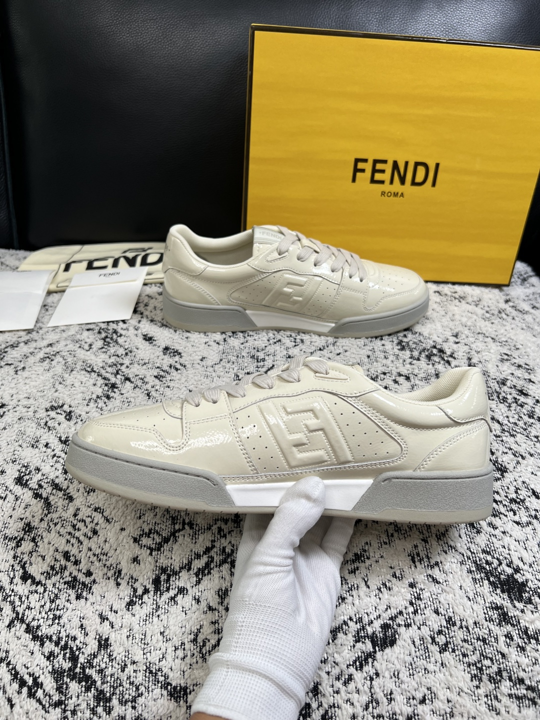 FENDI  高品质  顶级工艺品，芬迪  专柜同步，原厂配置意大利进口牛皮面料，进口牛皮内里垫，透气舒适，鞋底：原厂特