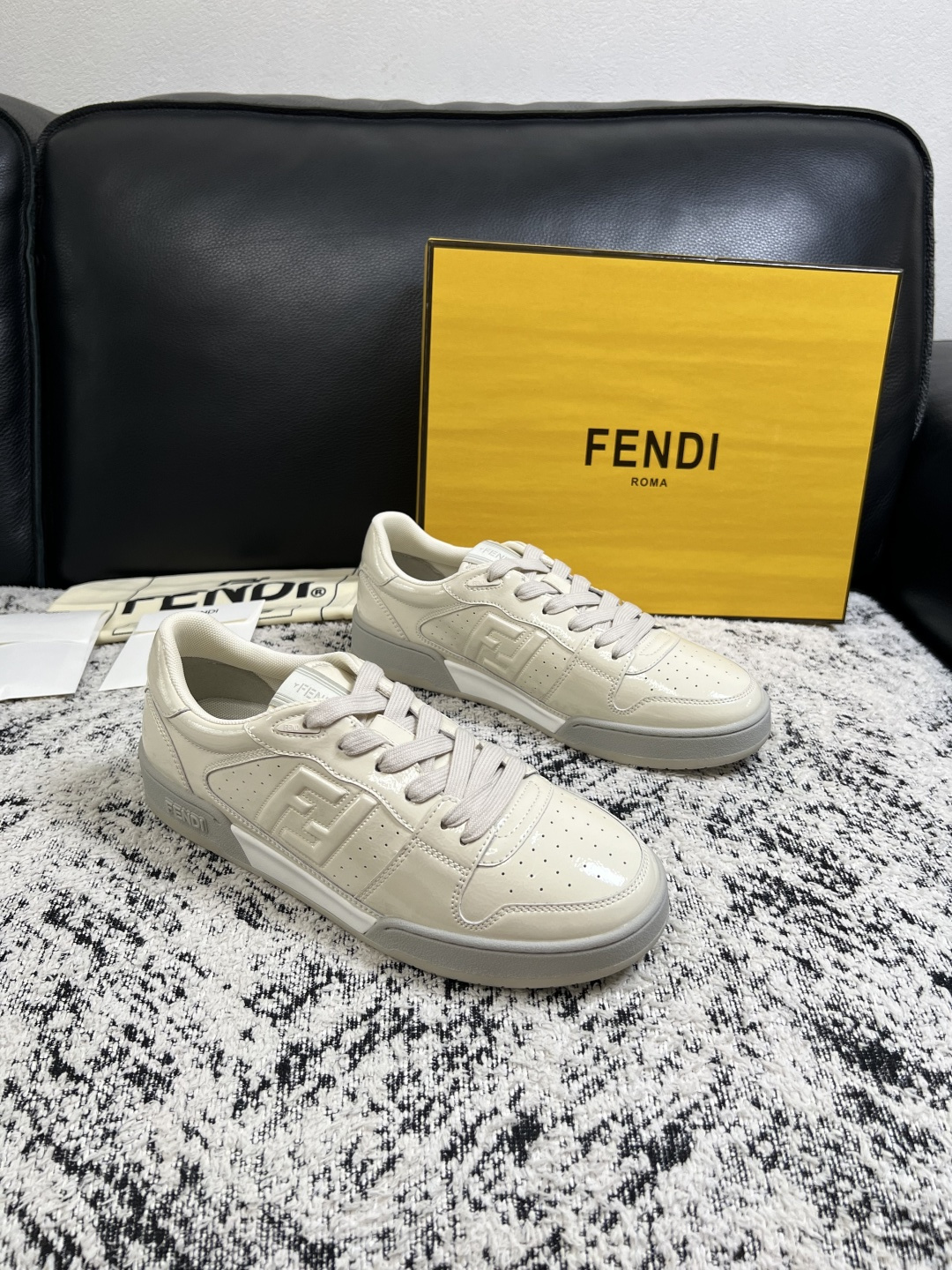 FENDI 高品质 顶级工艺品,芬迪 专柜同步,原厂配置意大利进口牛皮面料,进口牛皮内里垫,透气舒适,鞋底:原厂特 FENDI 高品质 顶级工艺品,芬迪 专柜同步,原厂配置意大利进口牛皮面料,进口牛皮内里垫,透气舒适,鞋底:原厂特