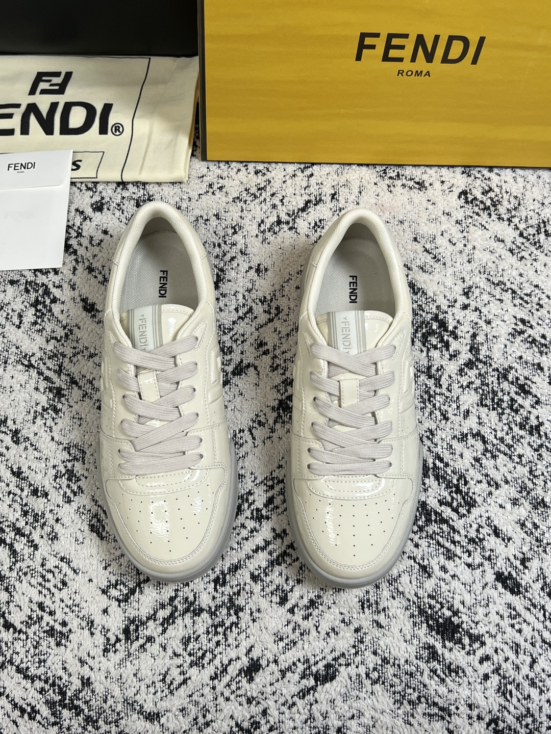 FENDI  高品质  顶级工艺品，芬迪  专柜同步，原厂配置意大利进口牛皮面料，进口牛皮内里垫，透气舒适，鞋底：原厂特