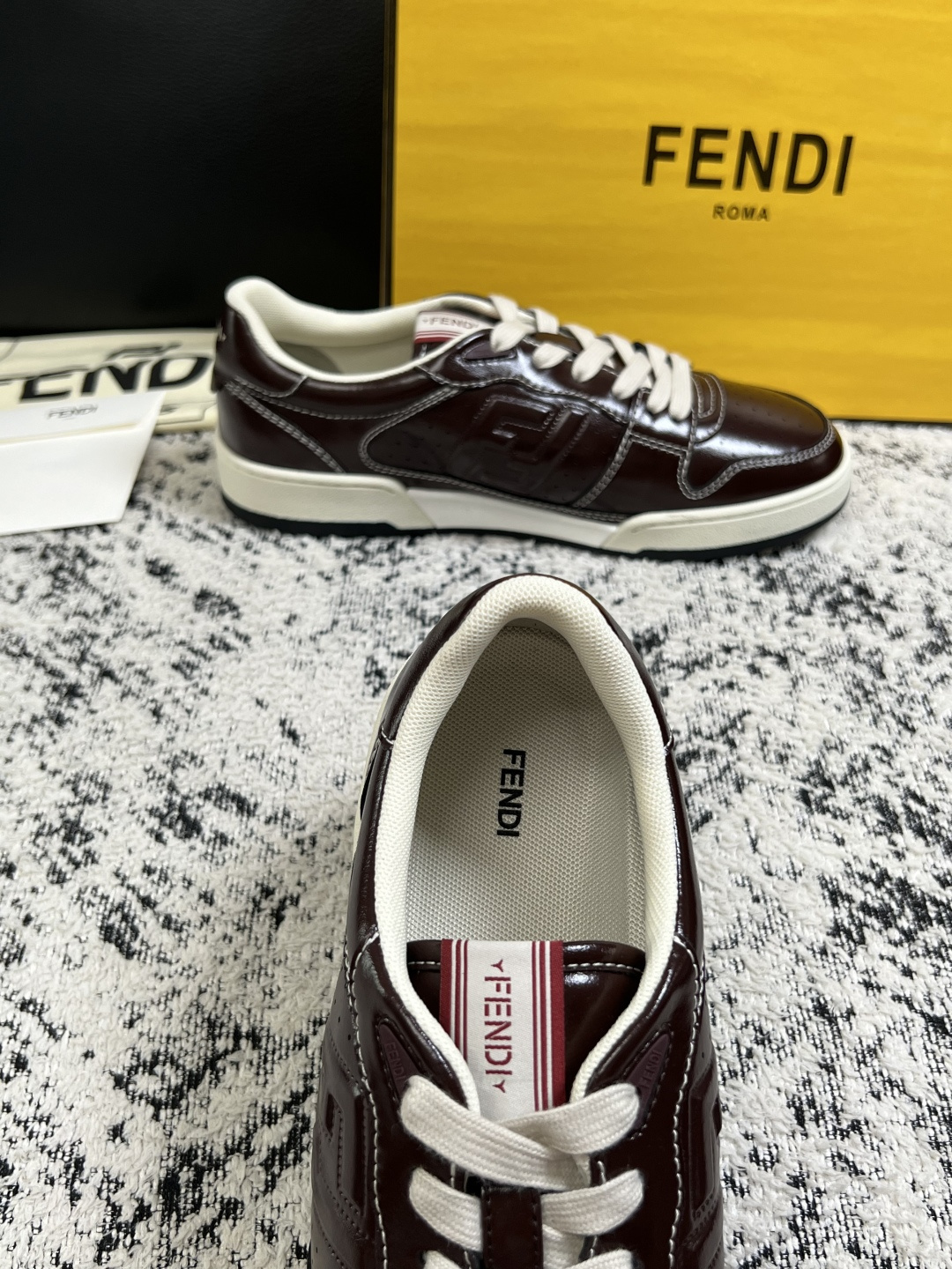 FENDI  高品质  顶级工艺品，芬迪  专柜同步，原厂配置意大利进口牛皮面料，进口牛皮内里垫，透气舒适，鞋底：原厂特