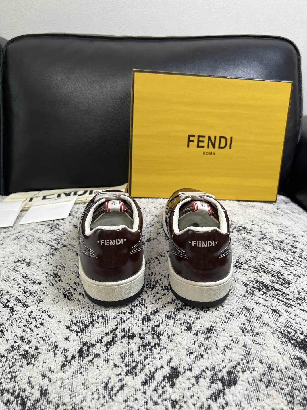 FENDI  高品质  顶级工艺品，芬迪  专柜同步，原厂配置意大利进口牛皮面料，进口牛皮内里垫，透气舒适，鞋底：原厂特