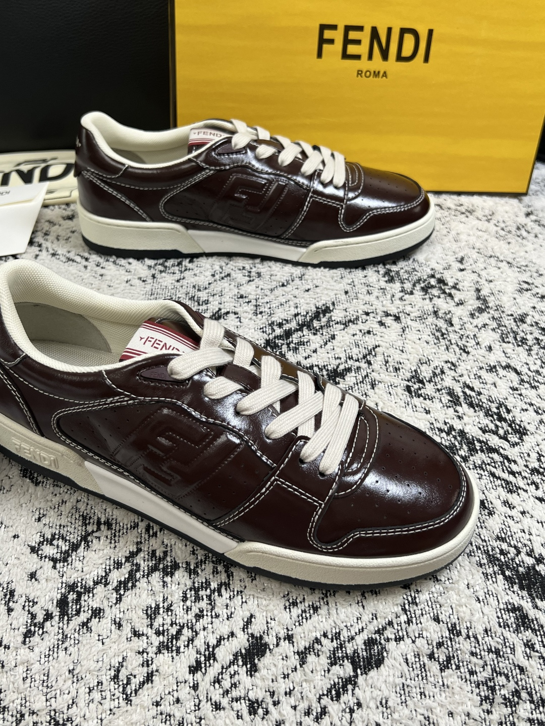 FENDI  高品质  顶级工艺品，芬迪  专柜同步，原厂配置意大利进口牛皮面料，进口牛皮内里垫，透气舒适，鞋底：原厂特