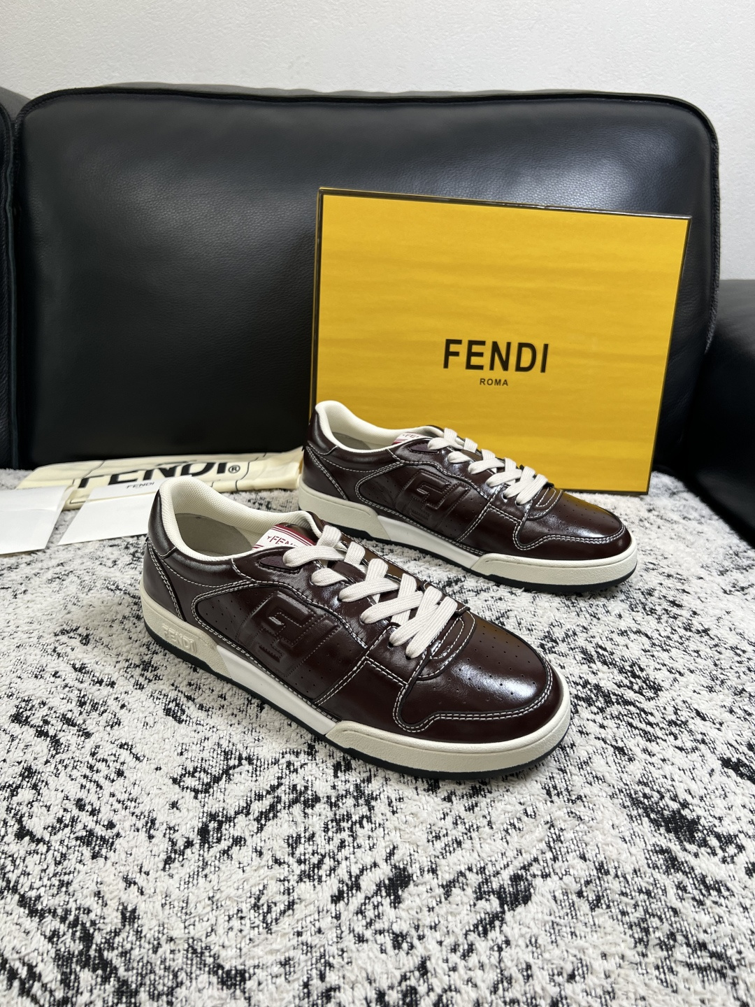FENDI 高品质 顶级工艺品,芬迪 专柜同步,原厂配置意大利进口牛皮面料,进口牛皮内里垫,透气舒适,鞋底:原厂特 FENDI 高品质 顶级工艺品,芬迪 专柜同步,原厂配置意大利进口牛皮面料,进口牛皮内里垫,透气舒适,鞋底:原厂特