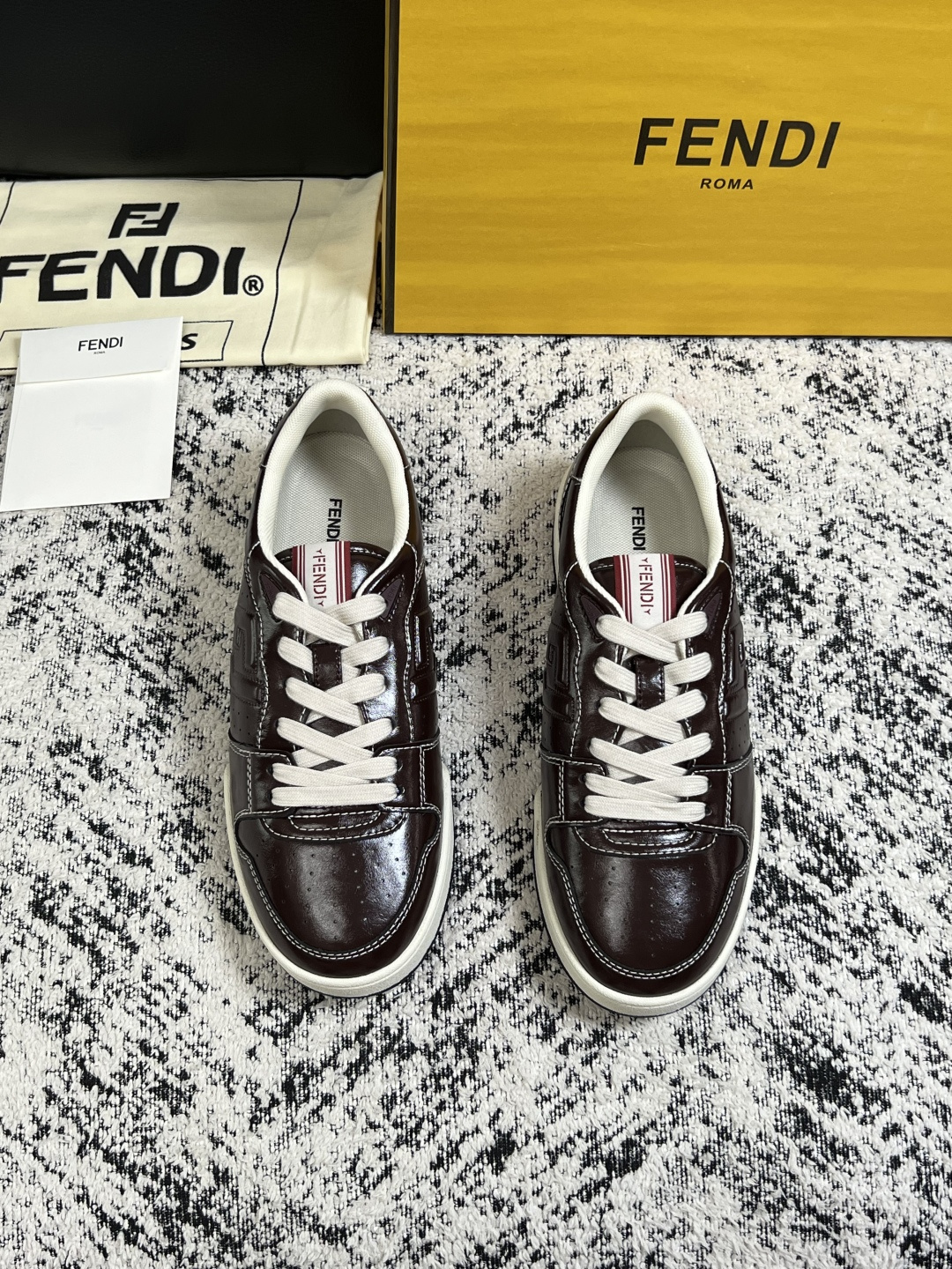FENDI  高品质  顶级工艺品，芬迪  专柜同步，原厂配置意大利进口牛皮面料，进口牛皮内里垫，透气舒适，鞋底：原厂特