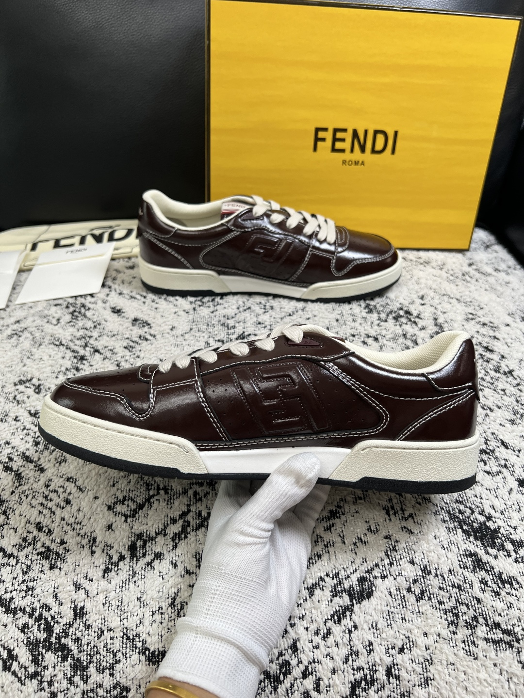 FENDI  高品质  顶级工艺品，芬迪  专柜同步，原厂配置意大利进口牛皮面料，进口牛皮内里垫，透气舒适，鞋底：原厂特