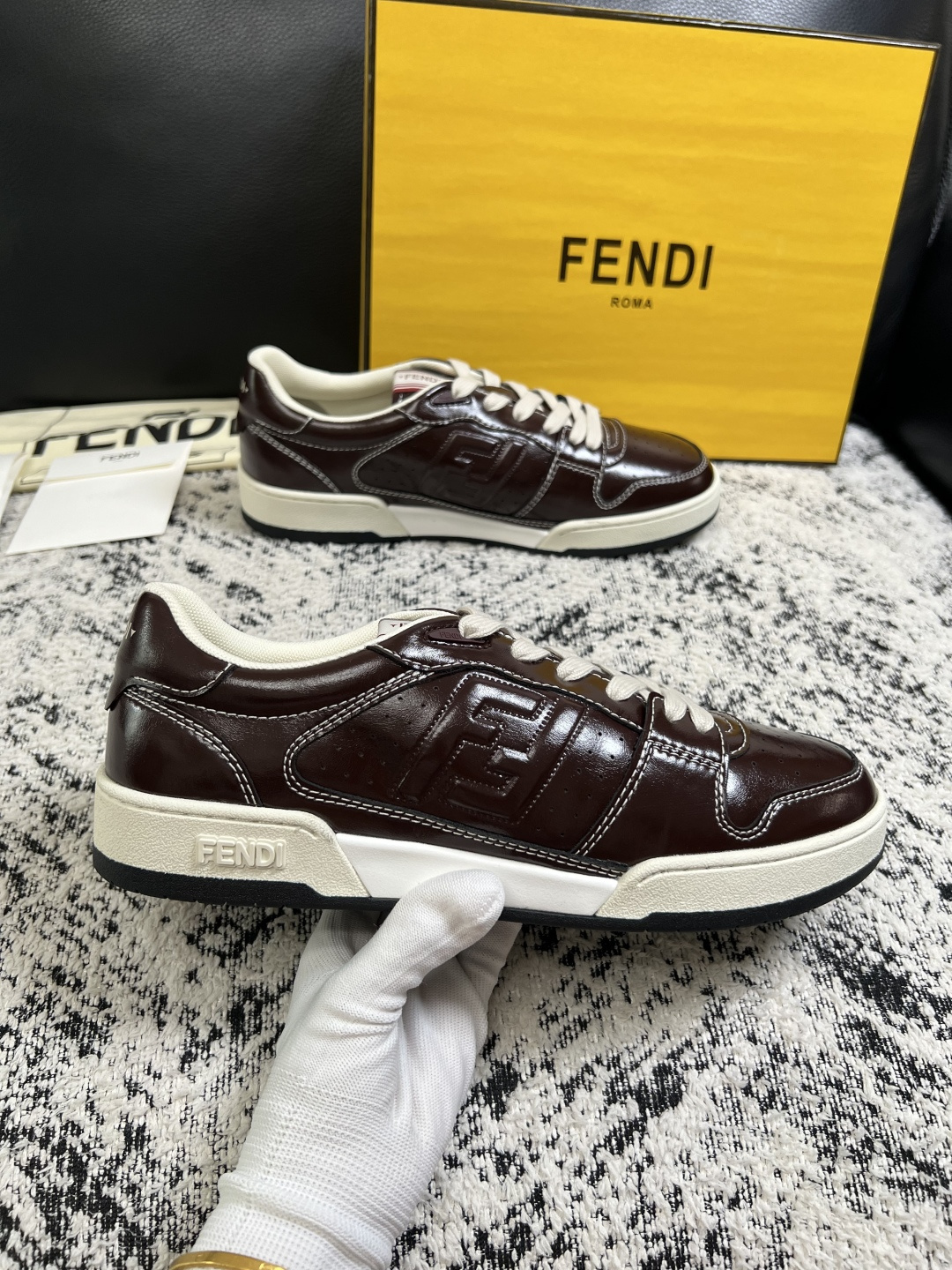 FENDI  高品质  顶级工艺品，芬迪  专柜同步，原厂配置意大利进口牛皮面料，进口牛皮内里垫，透气舒适，鞋底：原厂特