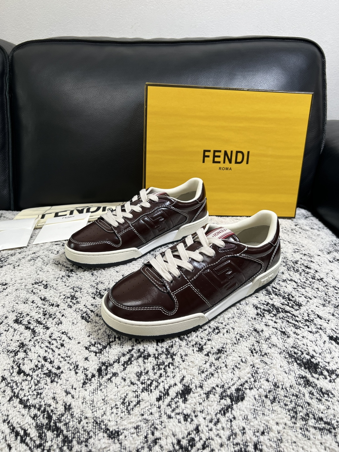 FENDI  高品质  顶级工艺品，芬迪  专柜同步，原厂配置意大利进口牛皮面料，进口牛皮内里垫，透气舒适，鞋底：原厂特