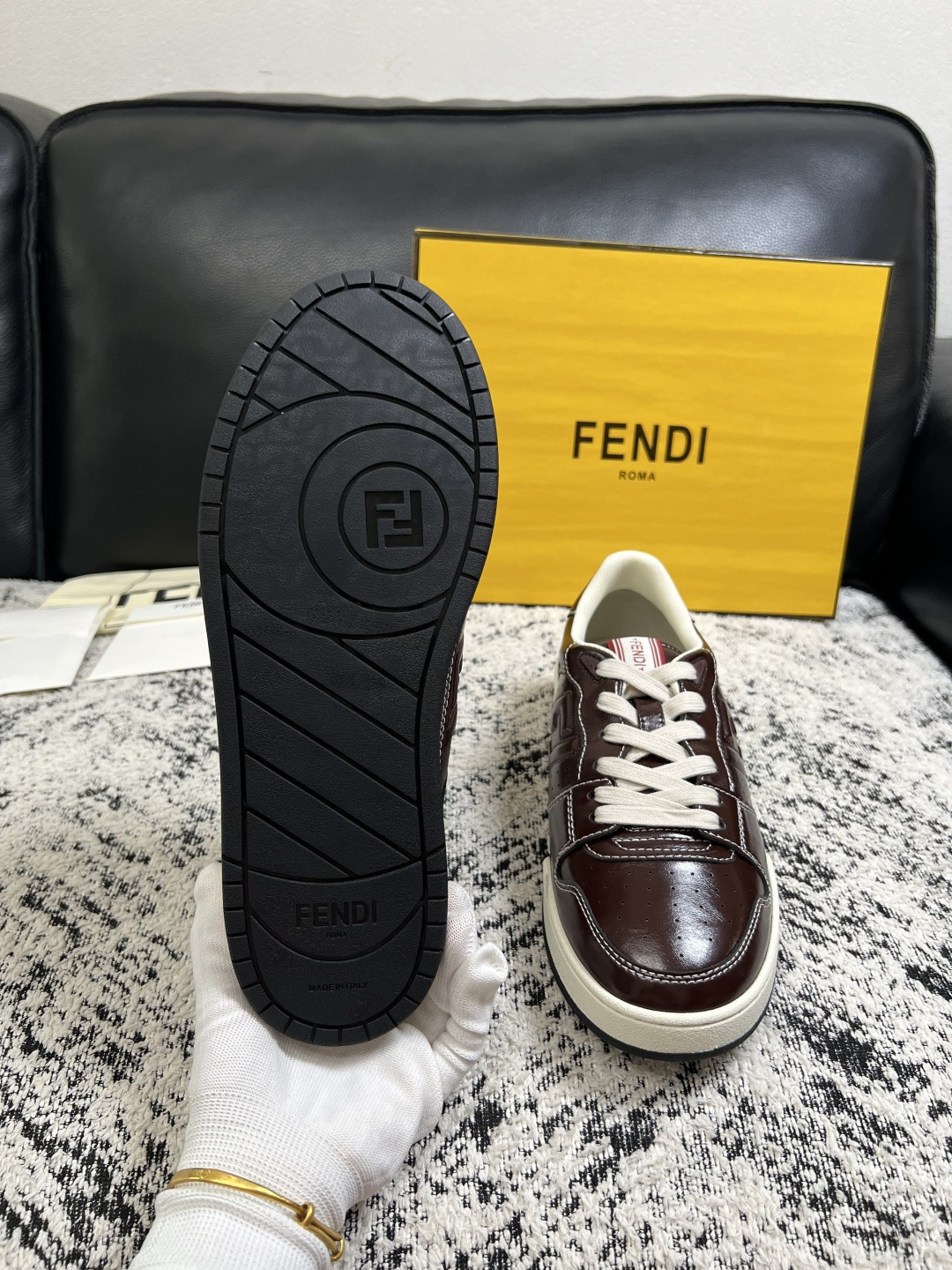 FENDI  高品质  顶级工艺品，芬迪  专柜同步，原厂配置意大利进口牛皮面料，进口牛皮内里垫，透气舒适，鞋底：原厂特
