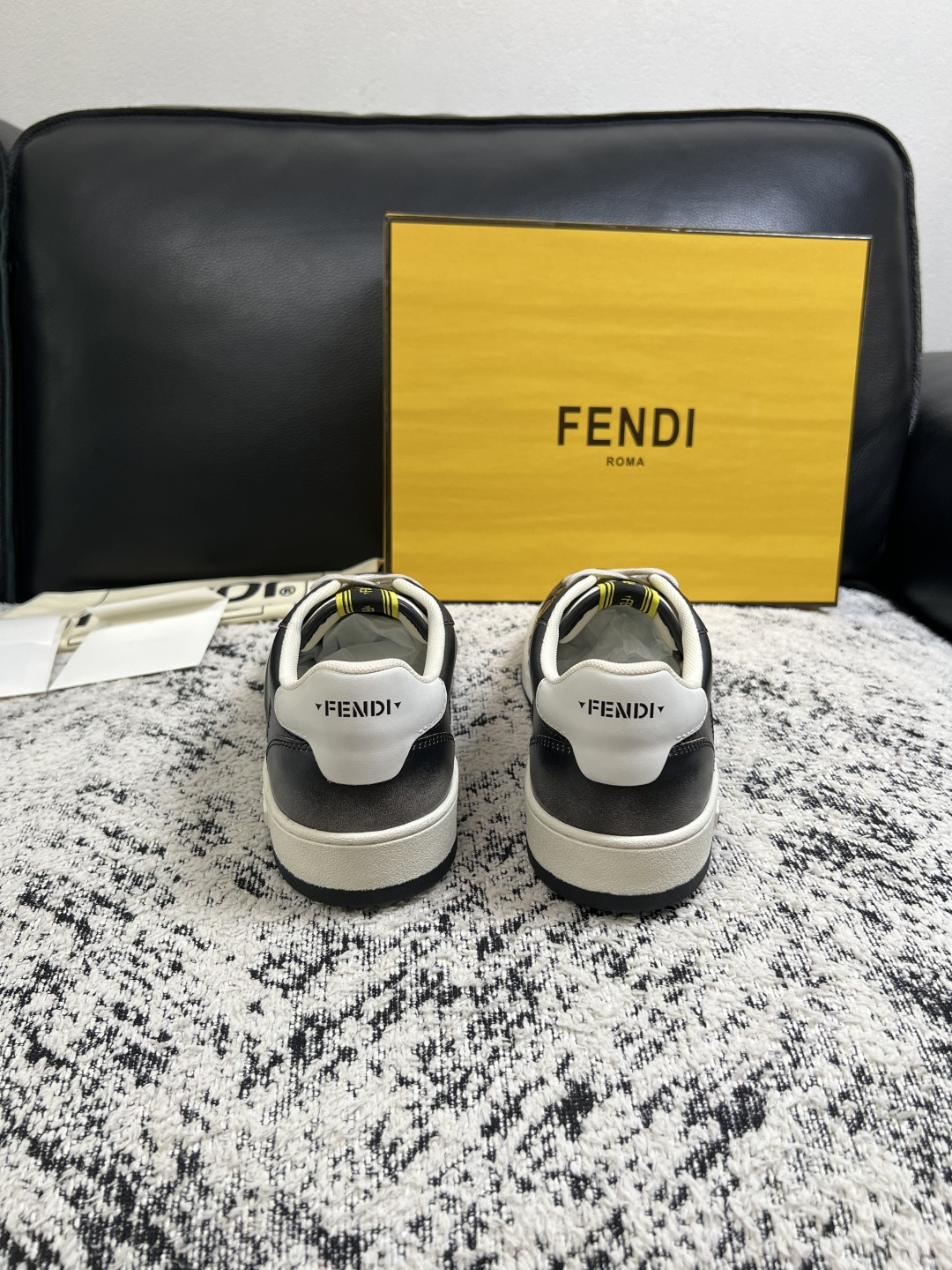FENDI  高品质  顶级工艺品，芬迪  专柜同步，原厂配置意大利进口牛皮面料，进口牛皮内里垫，透气舒适，鞋底：原厂特