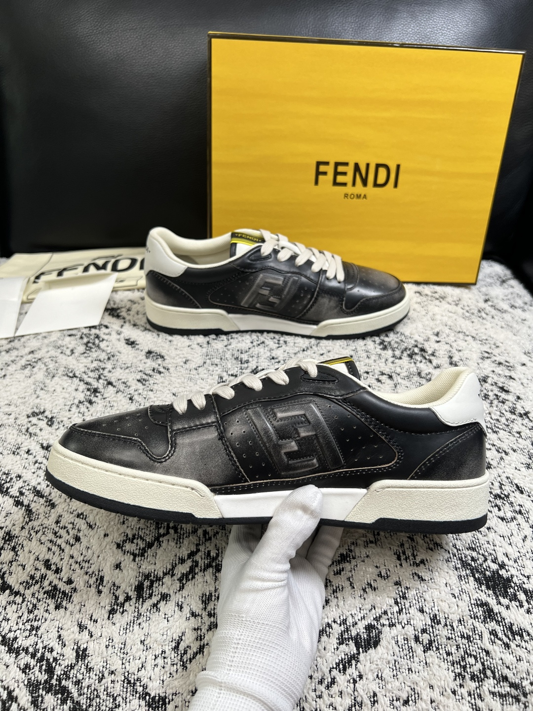 FENDI  高品质  顶级工艺品，芬迪  专柜同步，原厂配置意大利进口牛皮面料，进口牛皮内里垫，透气舒适，鞋底：原厂特